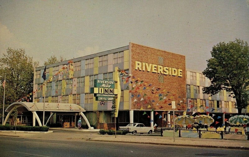 Riverside Motor Inn (Deluxe Inn, Riverside Manor) - Old Postcard Photo